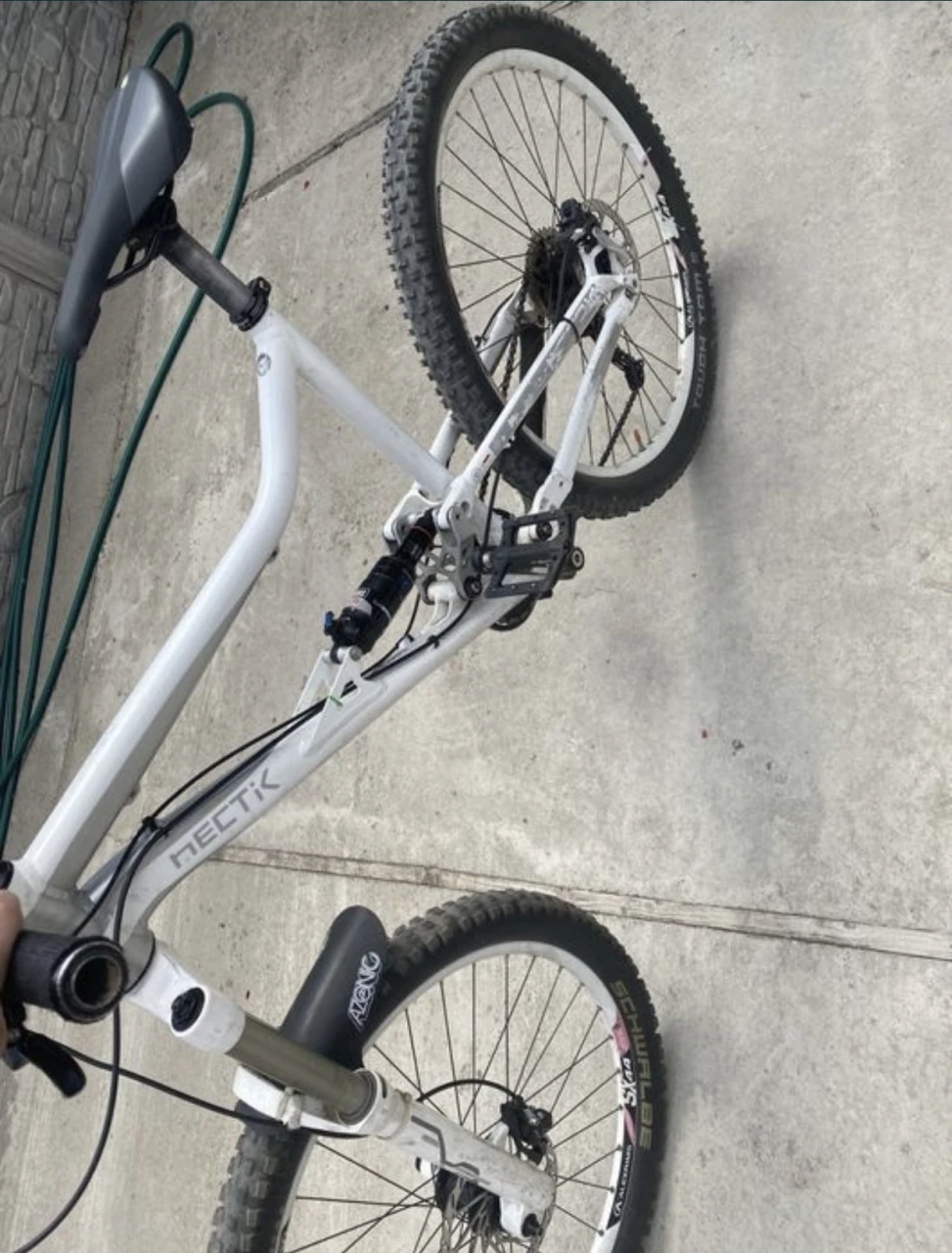 1. Vănd devinci hectik