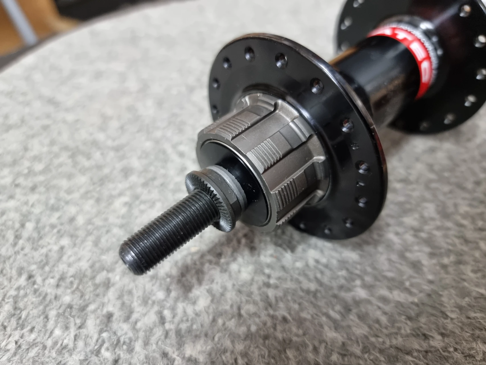 1. Butuc Novatec Spate Single
