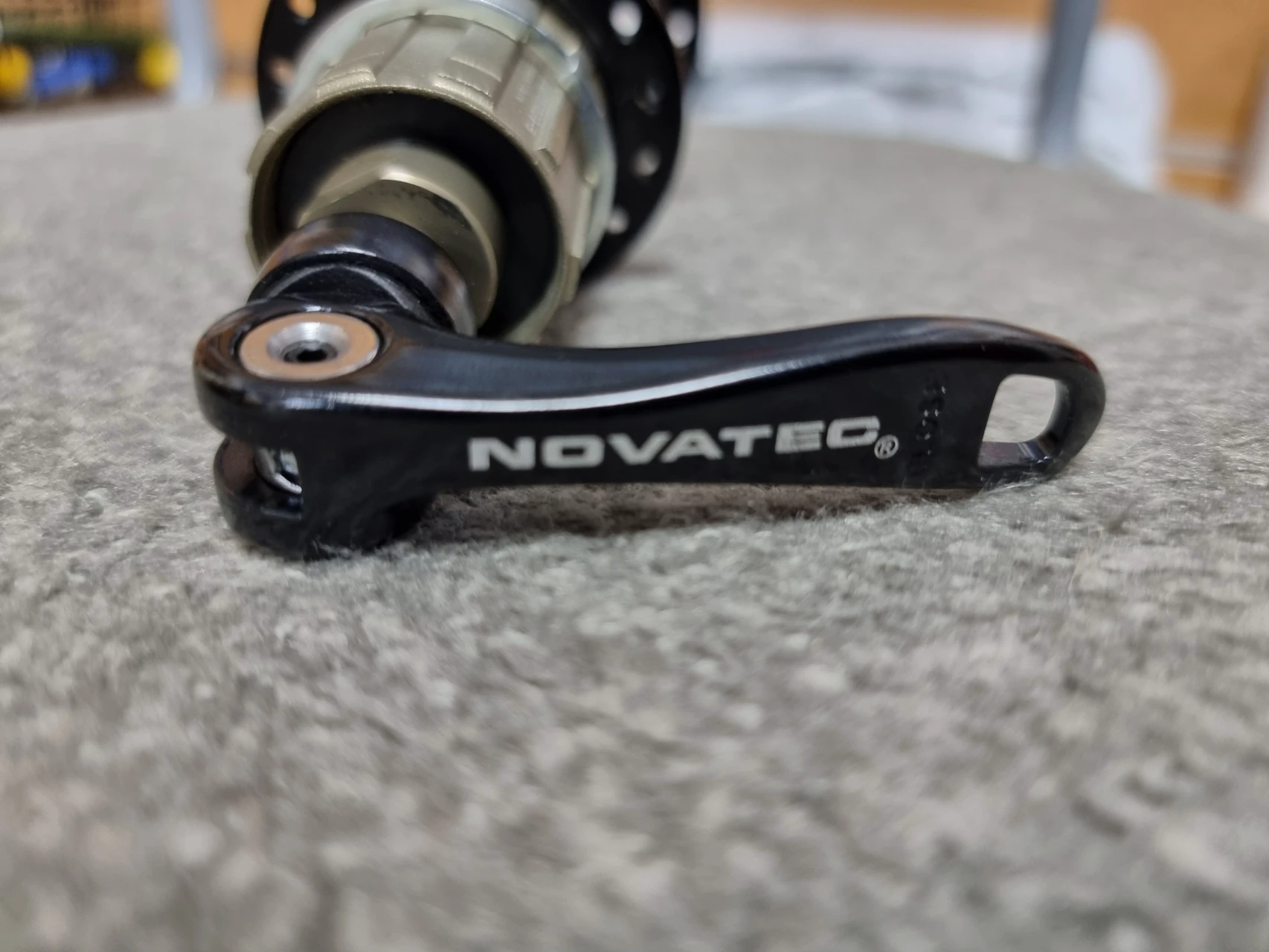 1. Butuc Novatec Spate QR Disc 11V