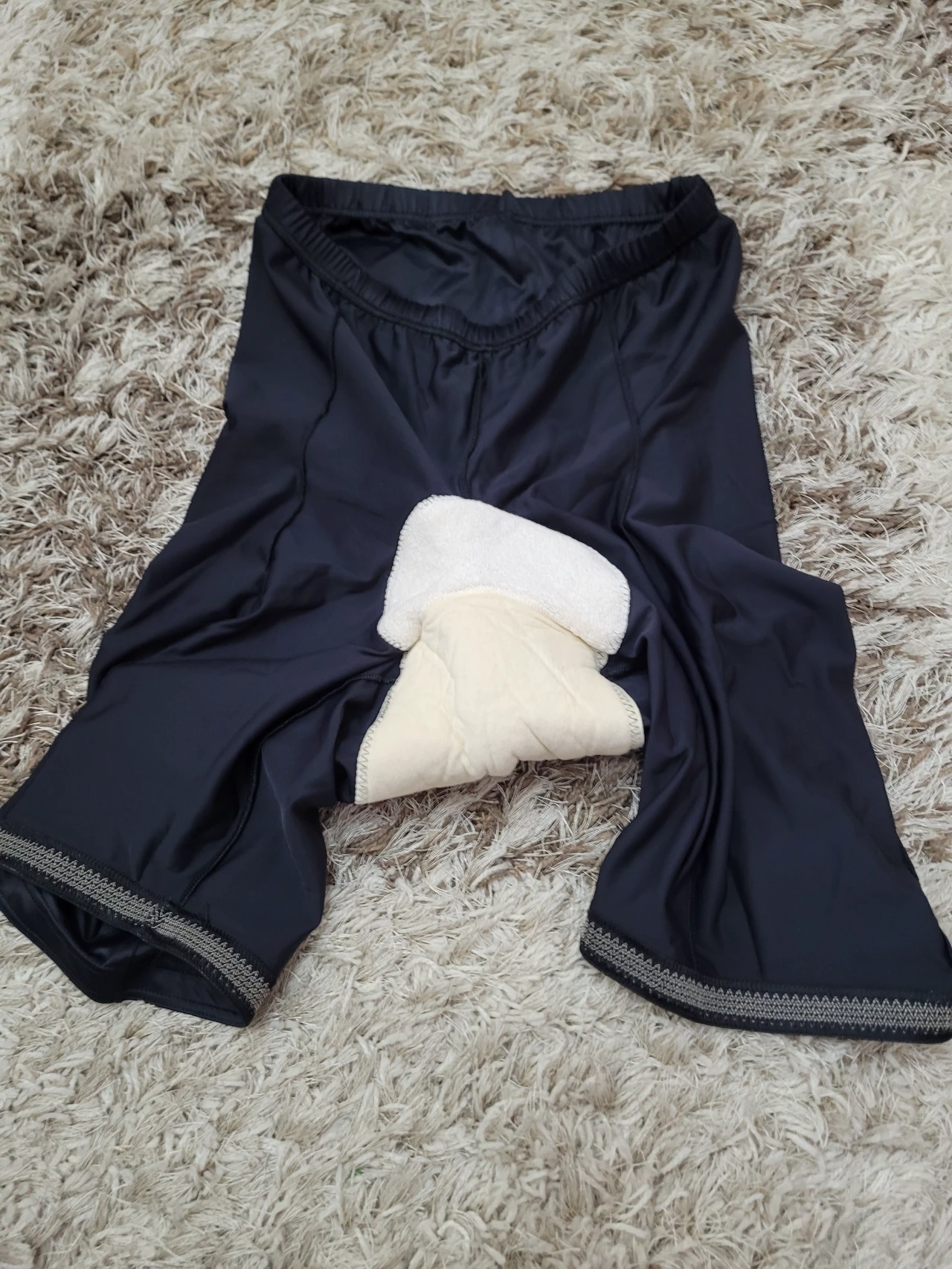 1. Pantaloni scurti ciclism