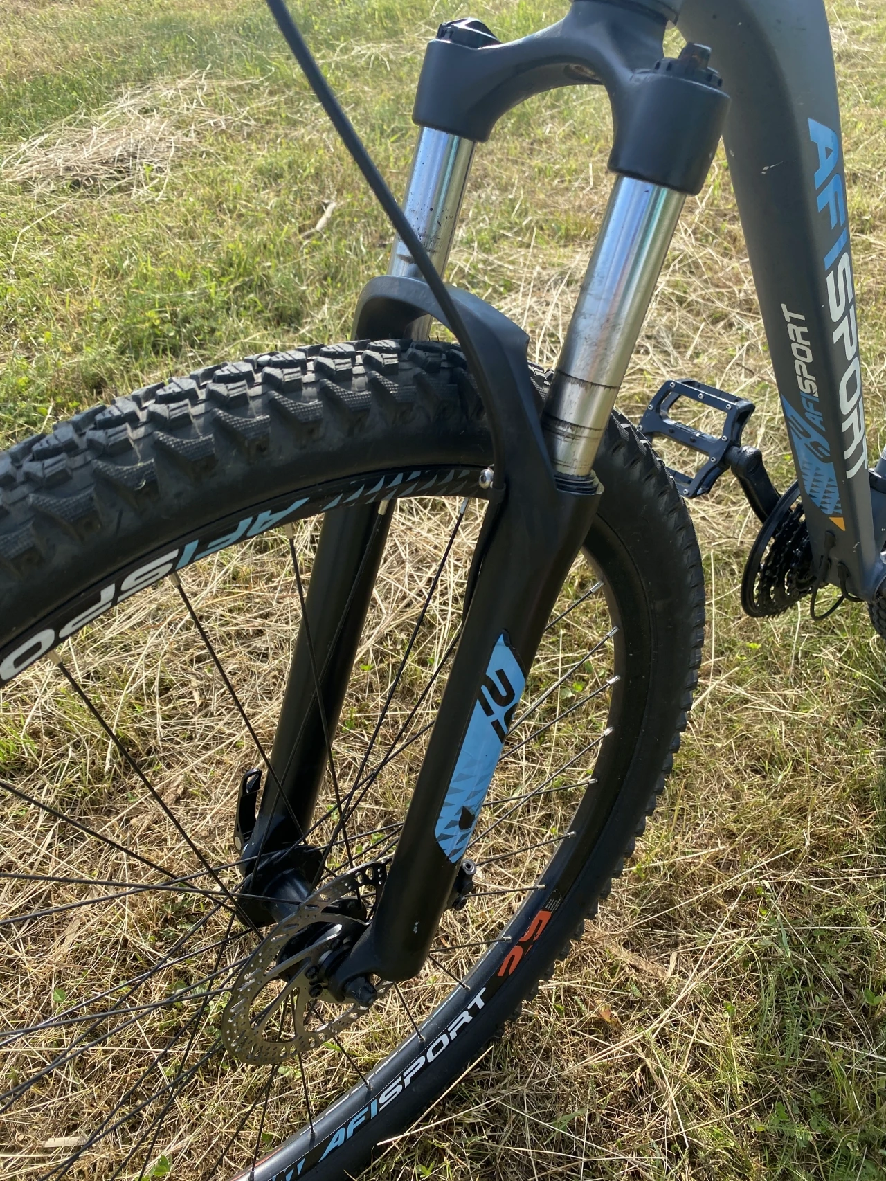 1. Vând bicicleta afisport noua