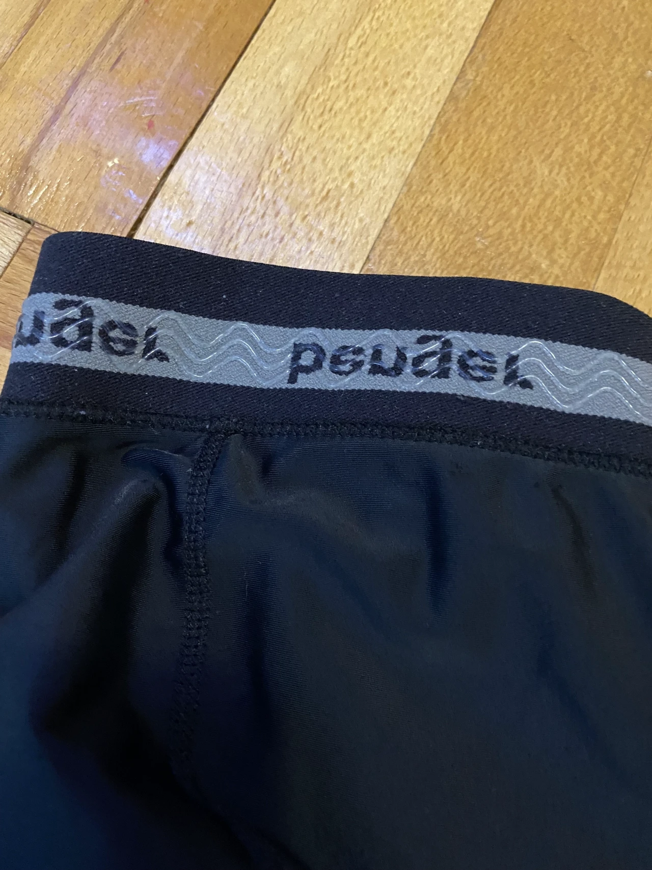 1. Pantaloni Benger M