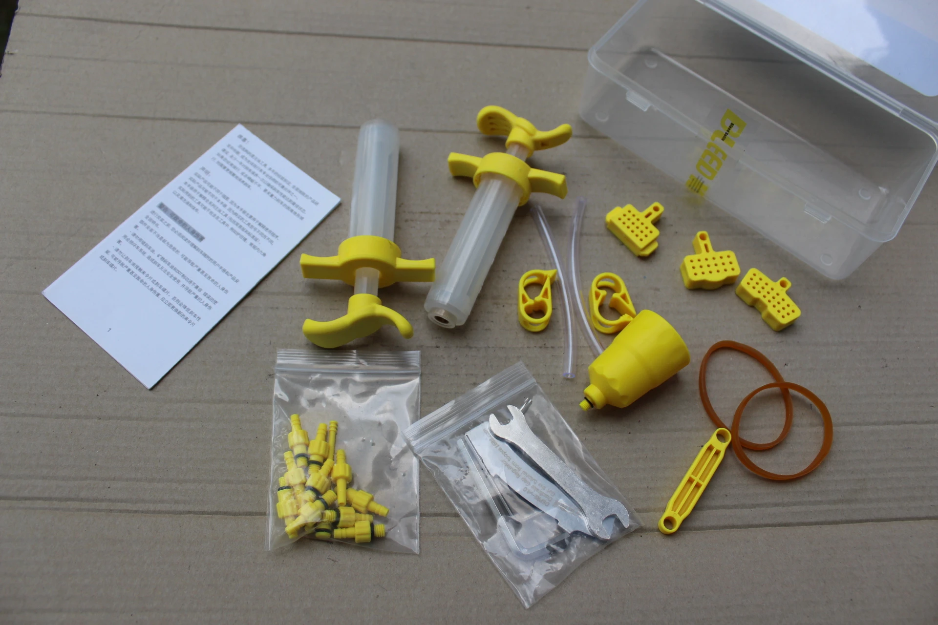 1. Bleed kit EZ Universal Pro 2 - pentru frane, dropper si shock hidraulic