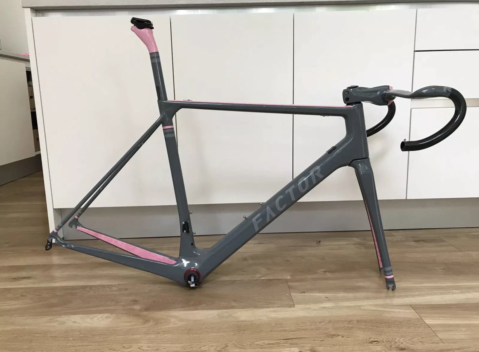 8. Cursiera Factor O2 Sram Red Axs Campagnolo Bora Ultra