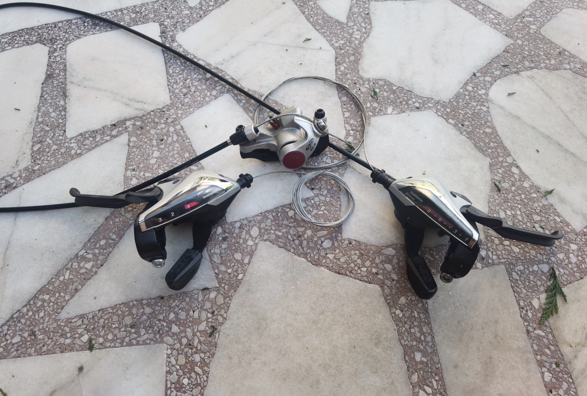 1. Maneta Shimano Acera/Altus ST-EF60 3x8