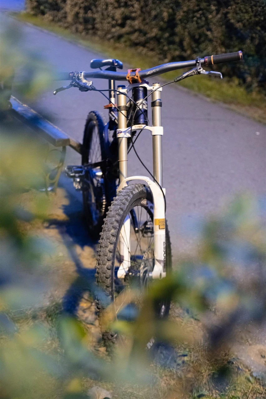 1. Bicicleta Downhill Profesionala Mongoose Black Diamond 26"
