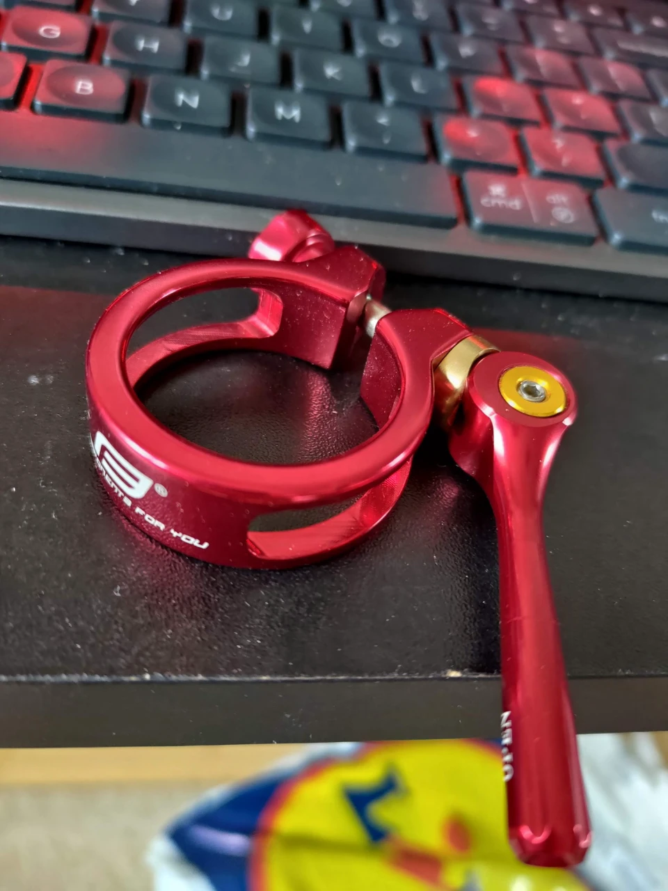 1. Colier QR Force 34.9mm (rosu)