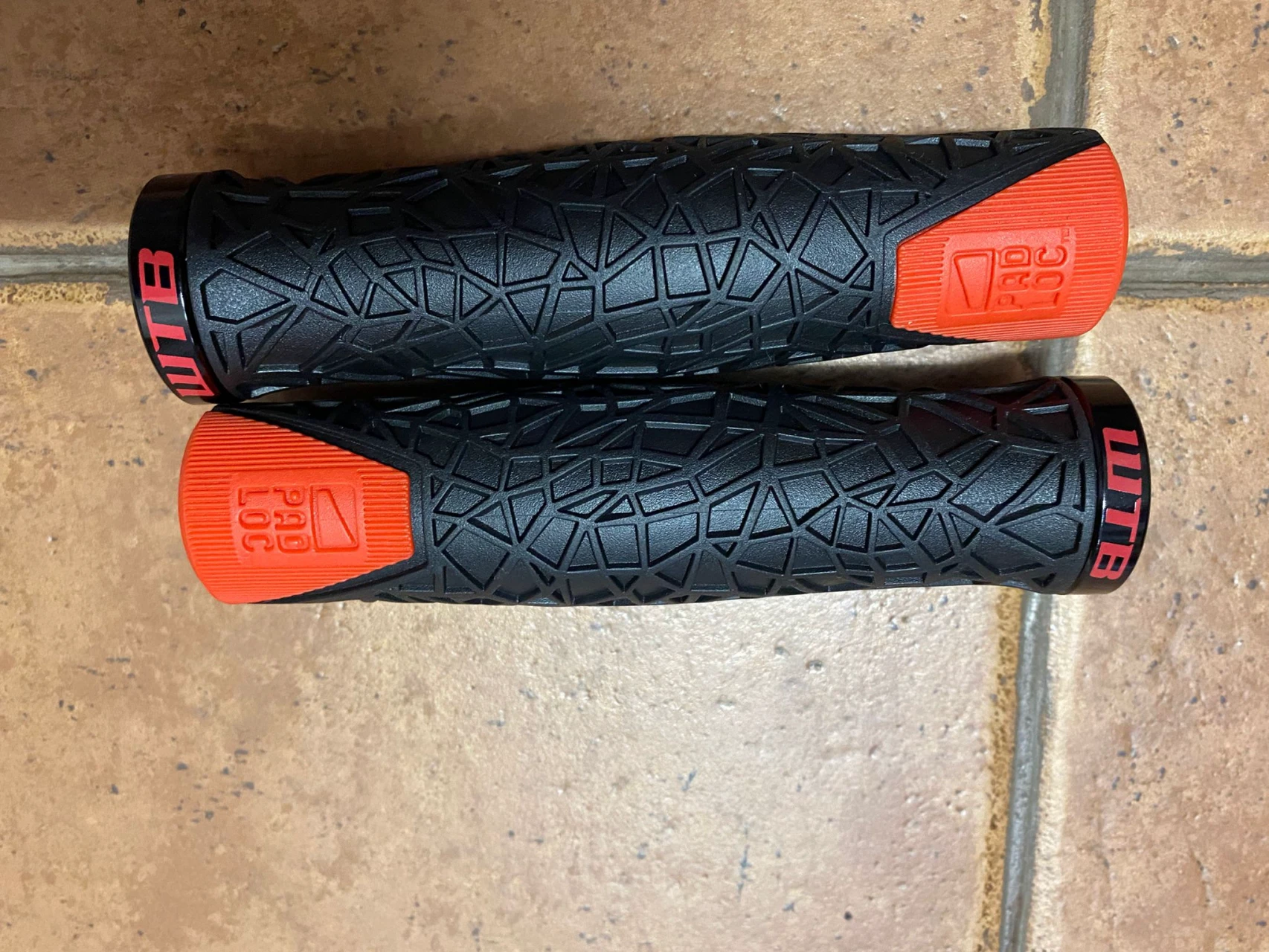 1. Mansoane WTB PADLOC Negru Rosu