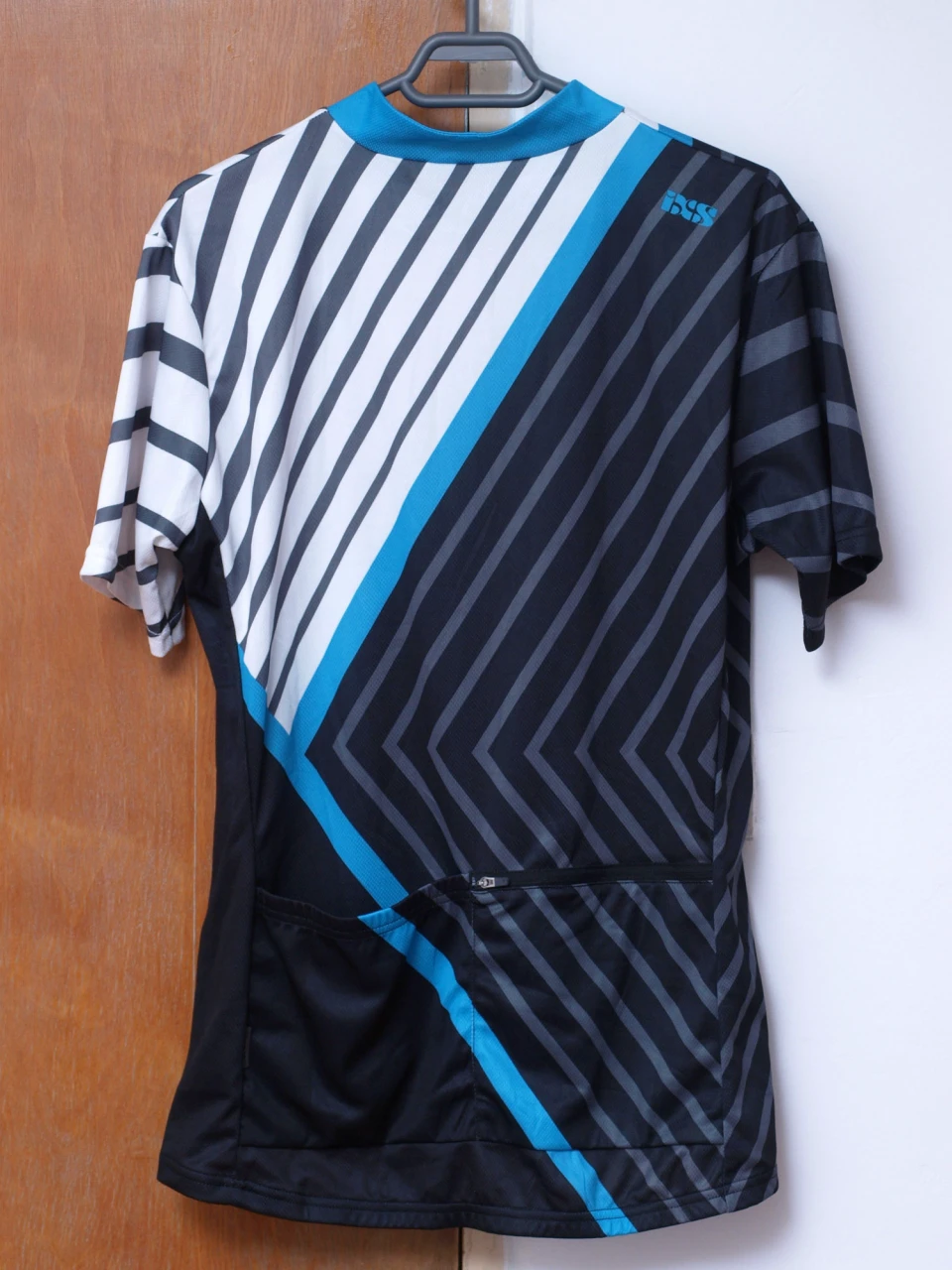 1. Tricou IXS L