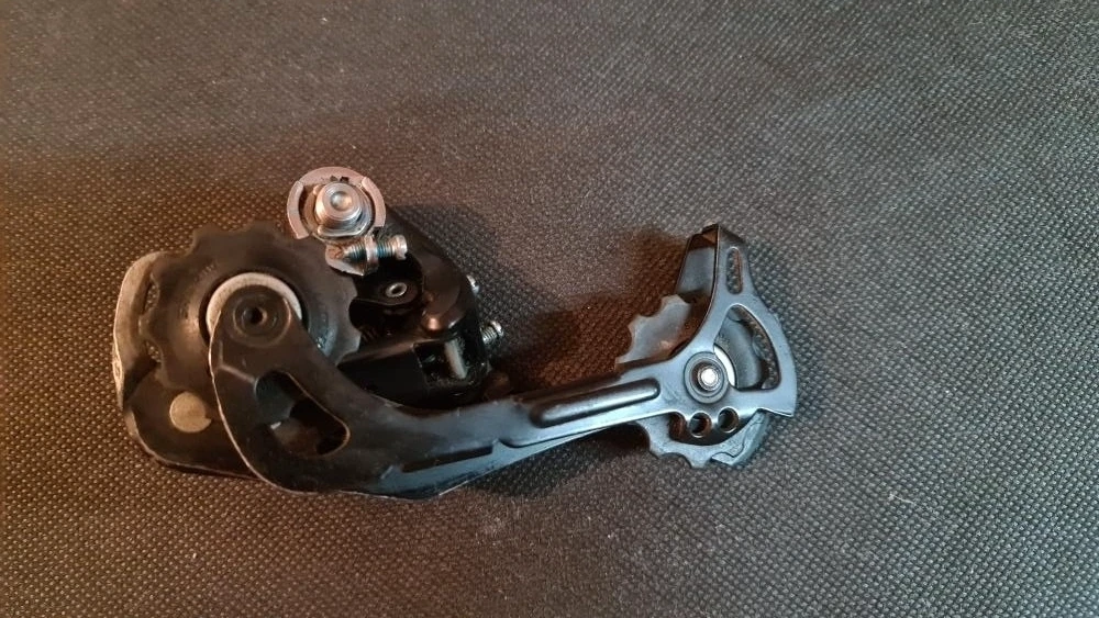 1. Deraior/schimbator pinioane Shimano Altus