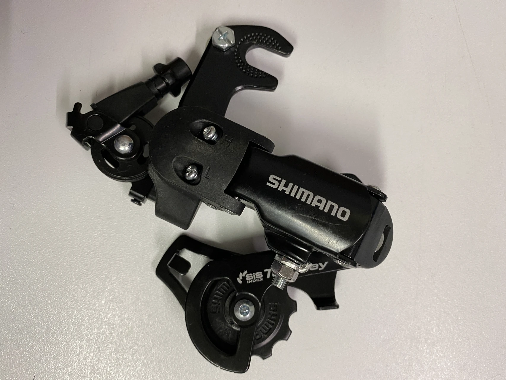 1. Schimbator spate Shimano cu prindere pe cadru pentru 6/7 viteze Negru