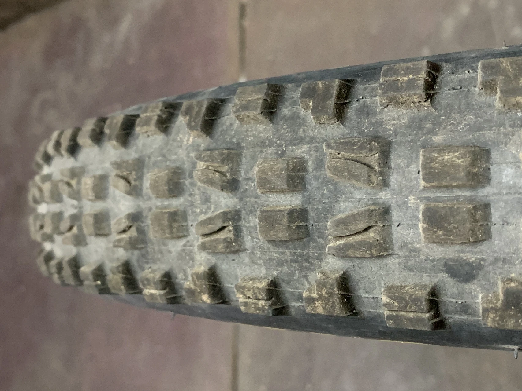 1. Maxxis minion DHF 2 ply super tacky 27,5 x 2.5