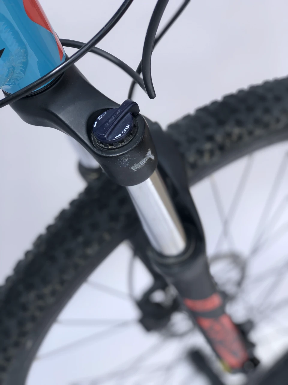 1. Vând bicicleta Scott Aspect.