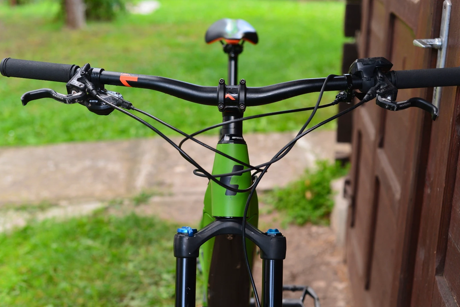 1. Cube Stereo Race Hybrid 140