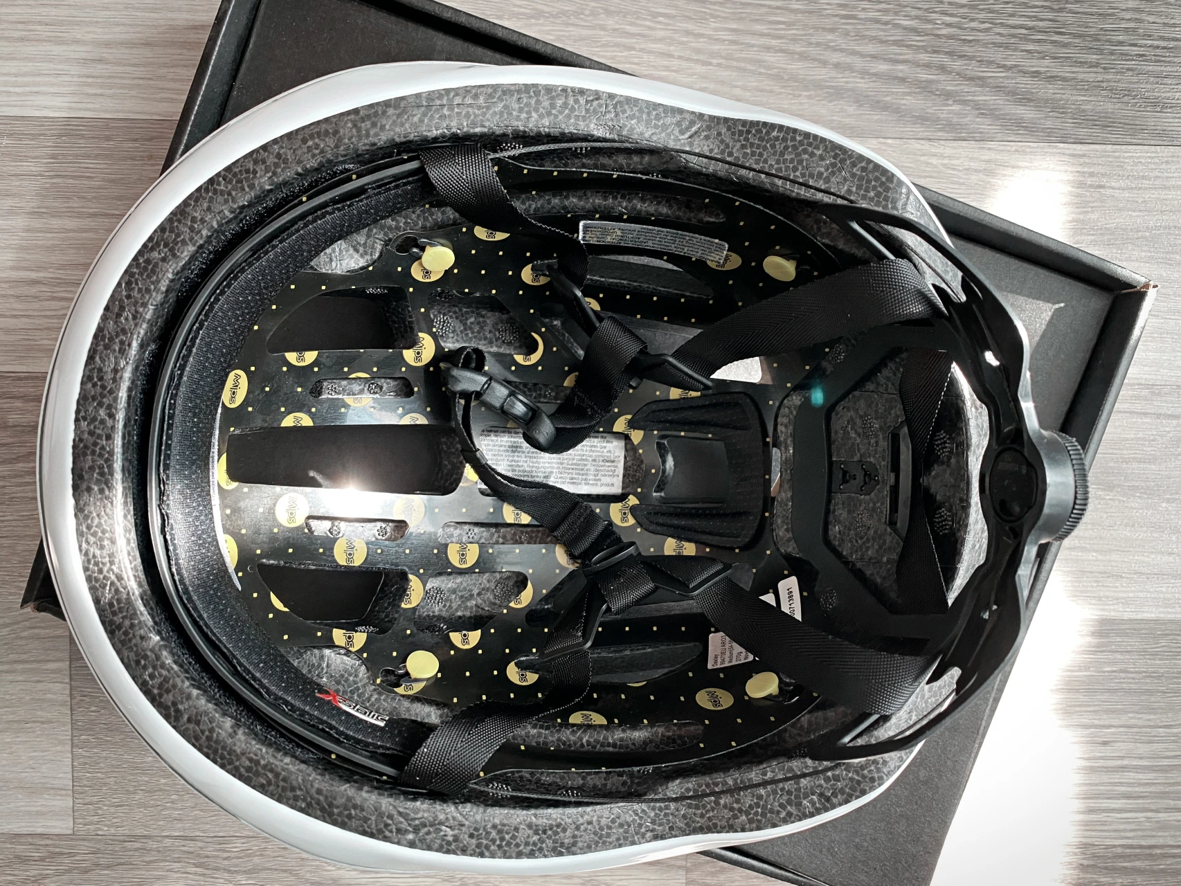 1. Oakley ARO3 MIPS, M