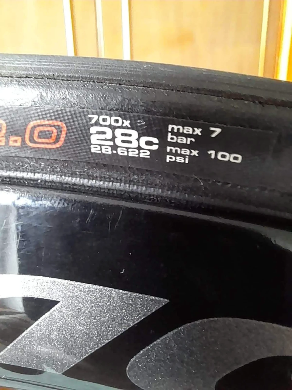 1. Shimano DURA ACE CARBON set de roti 28-622