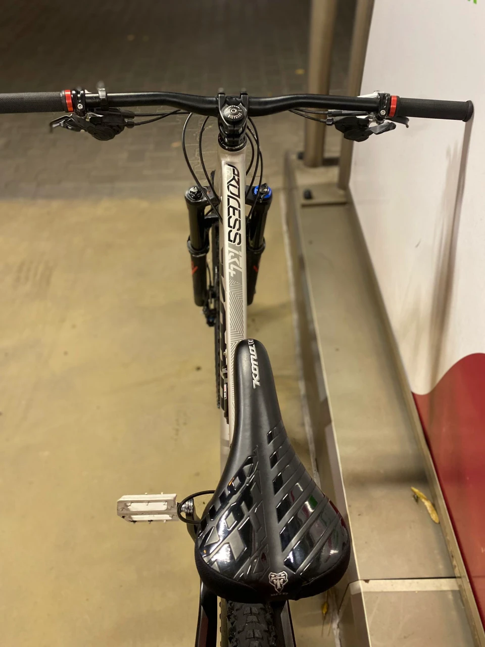 1. MTB Full Suspesion Kona Process 134 dl