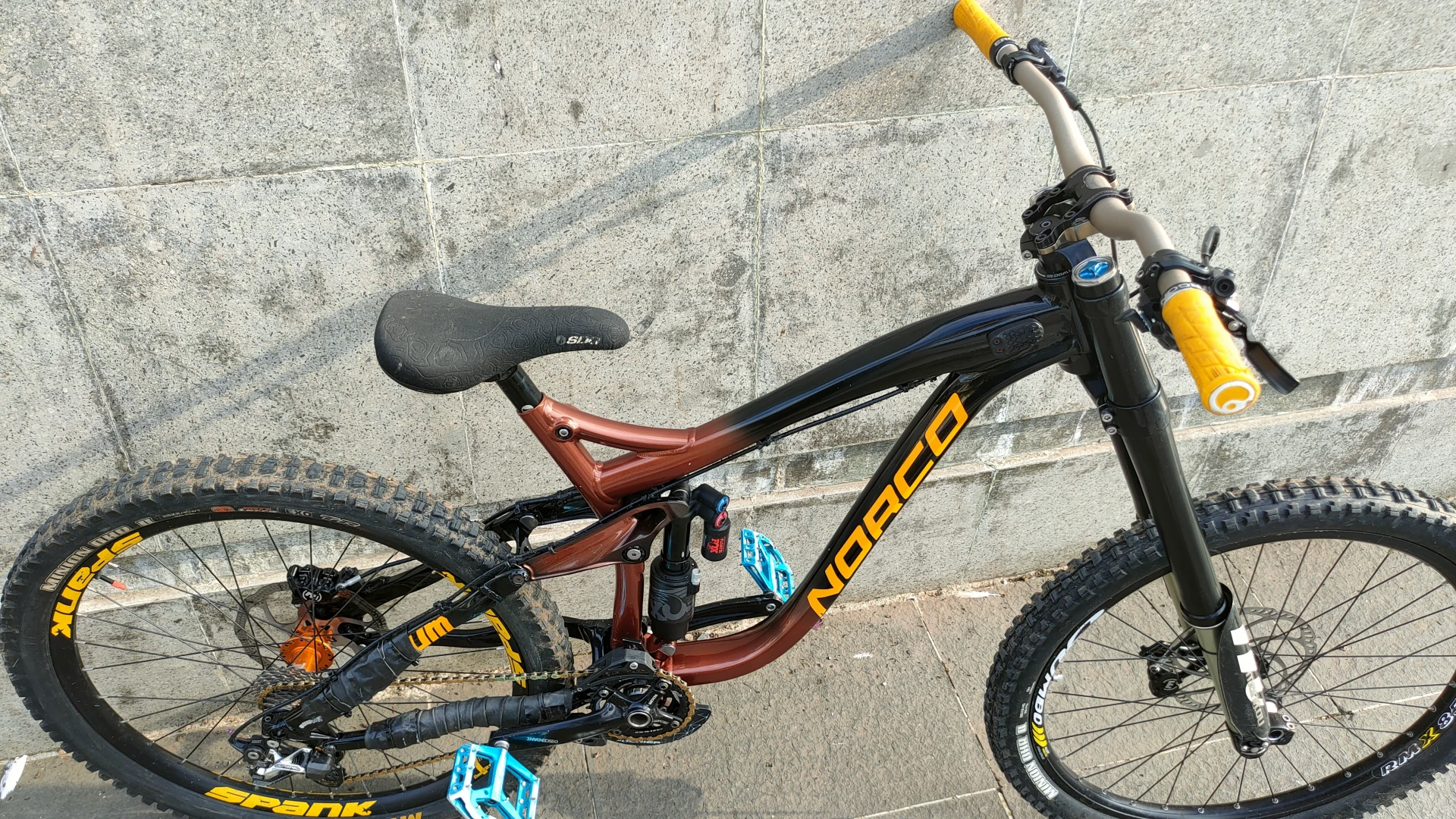 1. Vand Downhill norco aurum 6.3