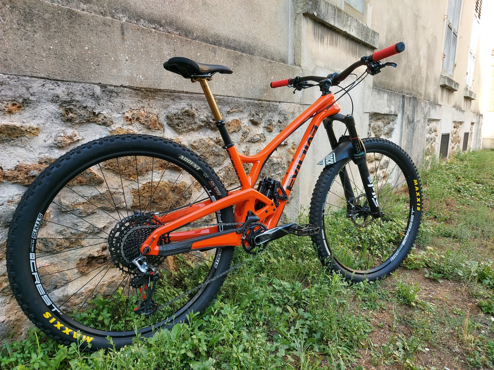 1. Vând bicicleta trail/enduro EVIL