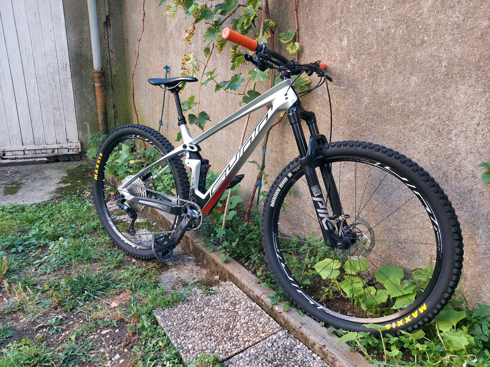 1. Vând bicicleta trail/enduro SUNN carbon