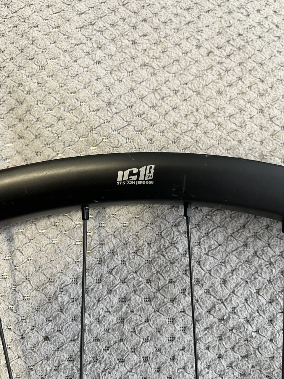 1. Roată față E13 LG1 DH RACE Carbon 27,5