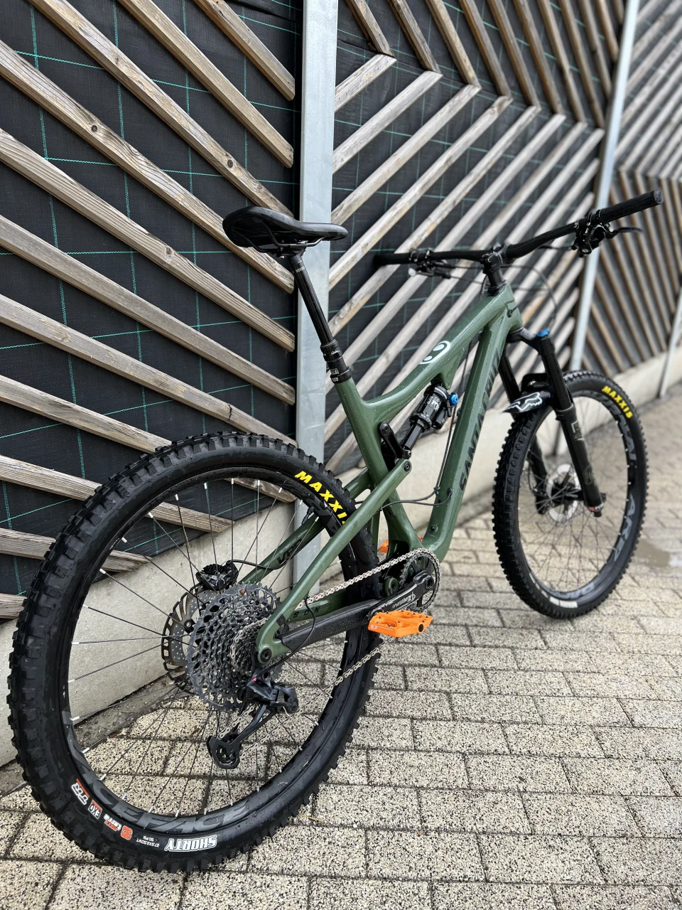 1. Santa cruz bronson carbon, fox36,xx1