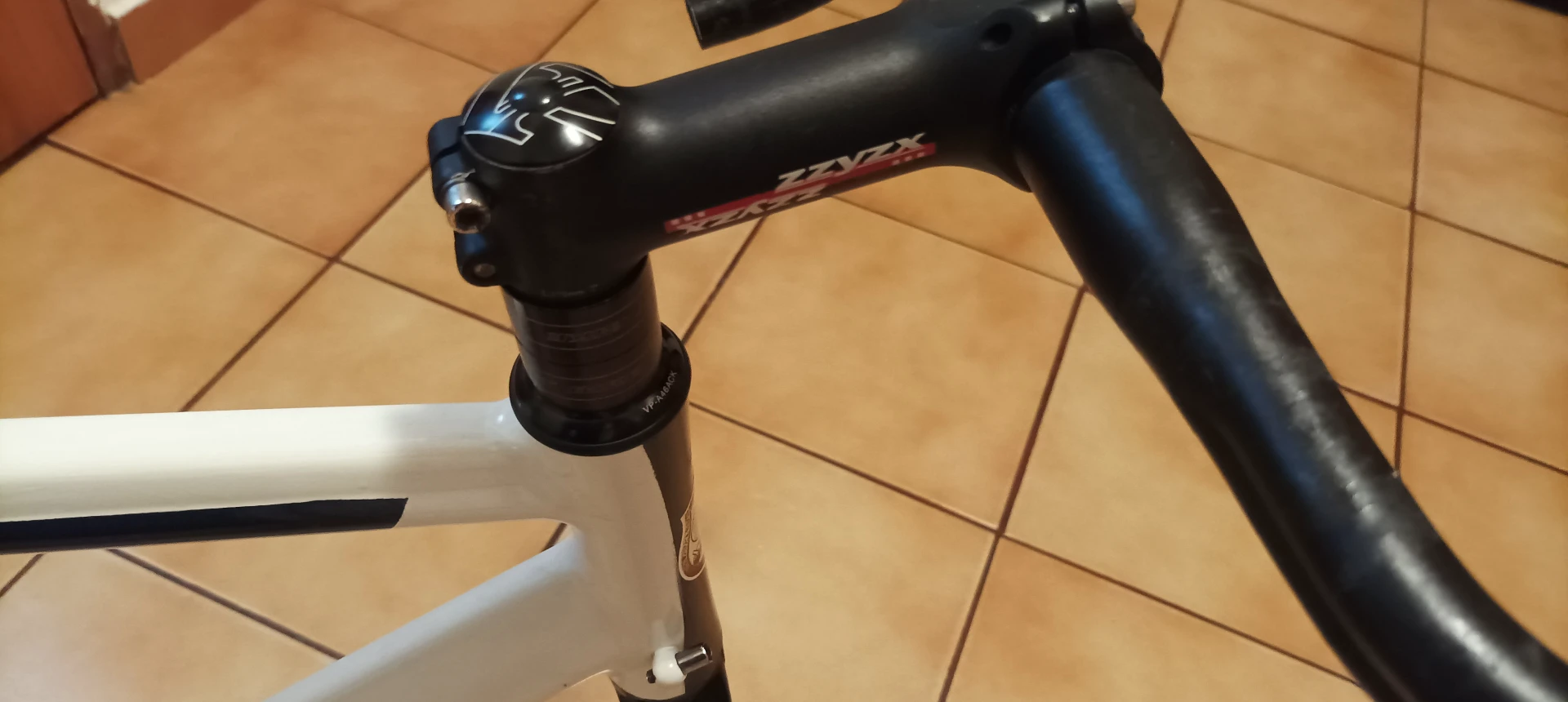 1. Vând Cadru aluminiu și furca carbon