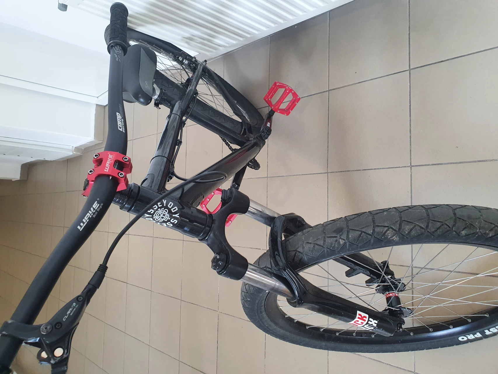 1. Vând dirt jumper