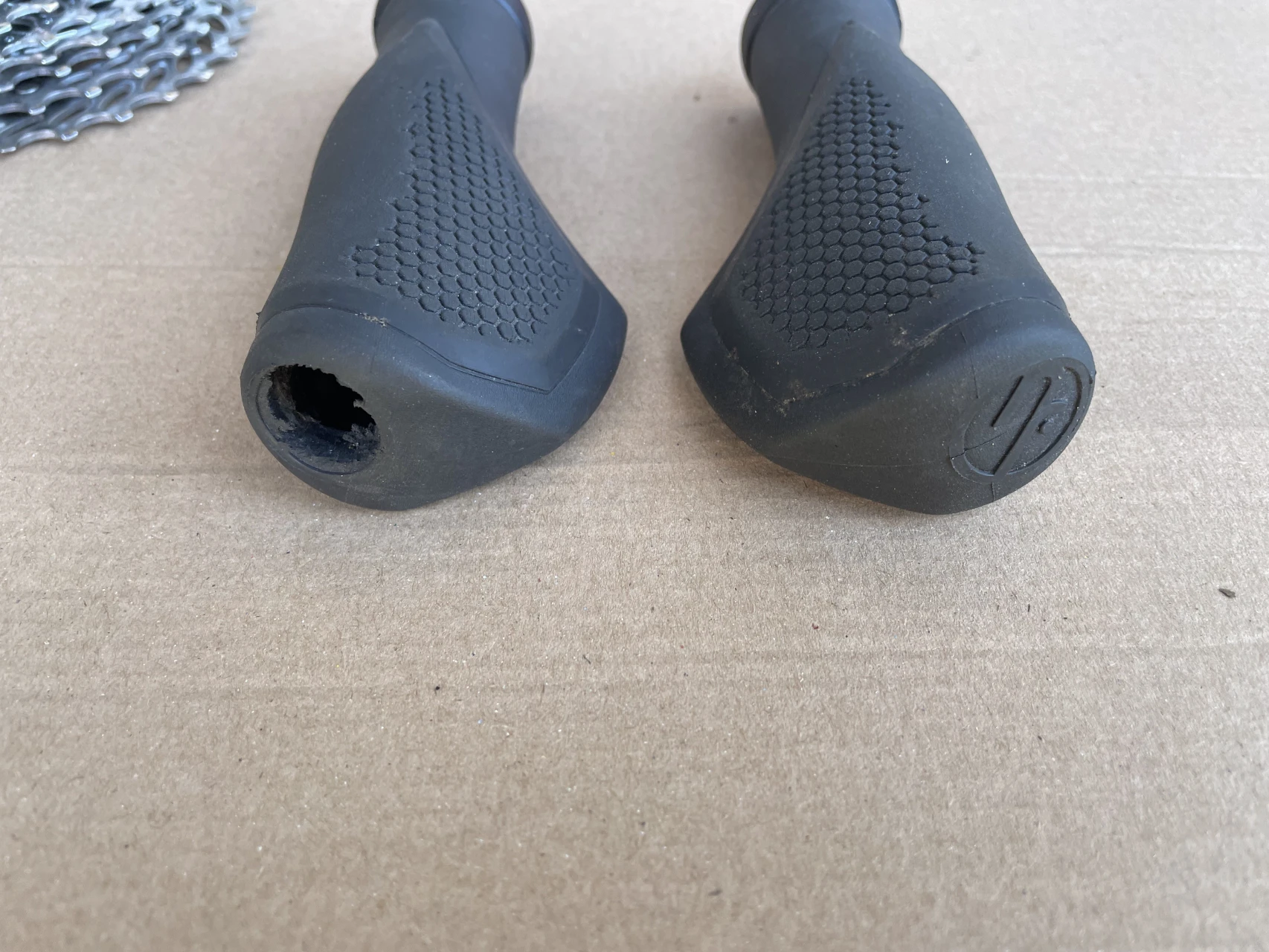 1. Mansoane Cube Natural Fit Grips Comfort 2022