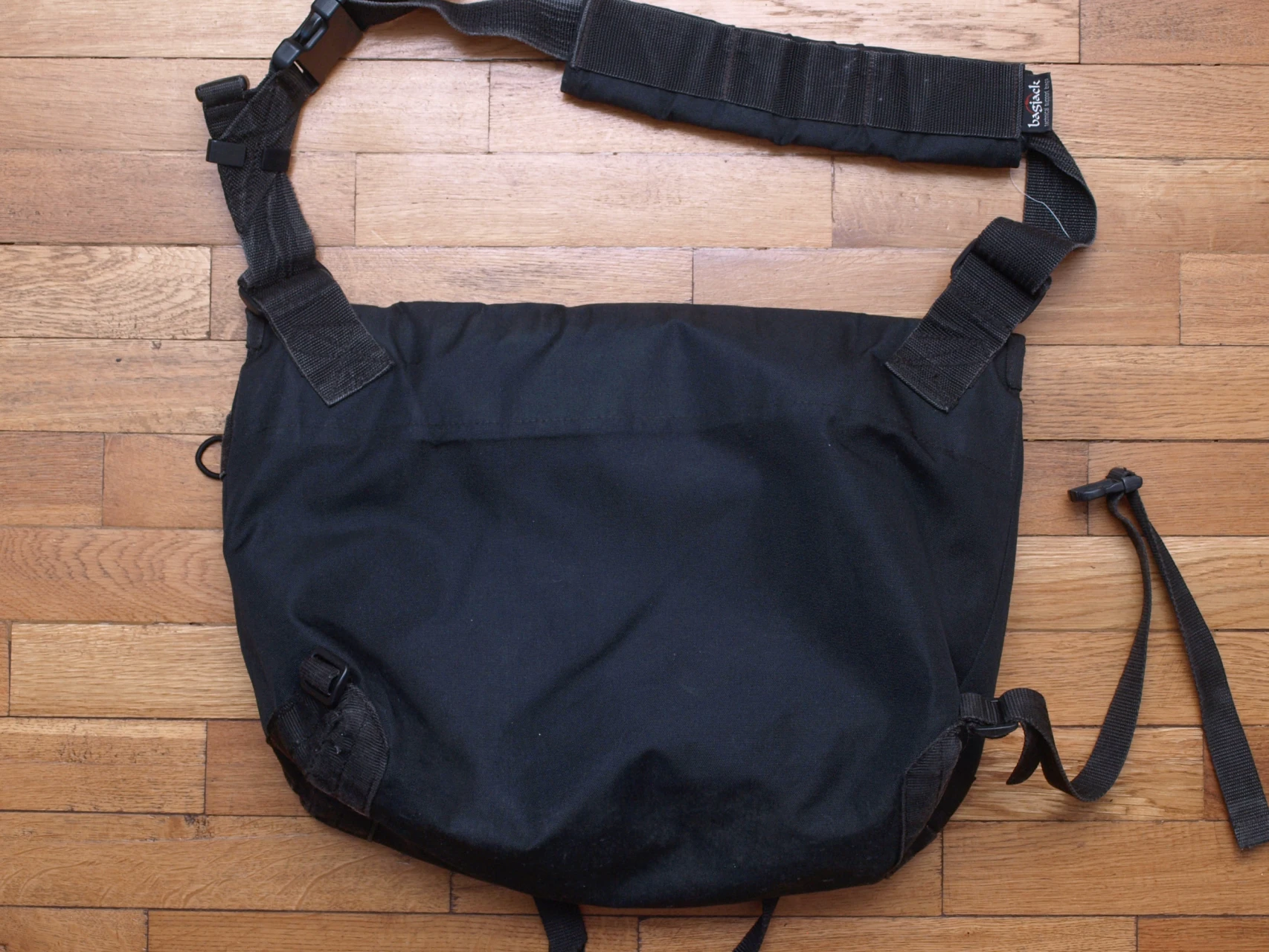 1. Geanta messenger Bagjack