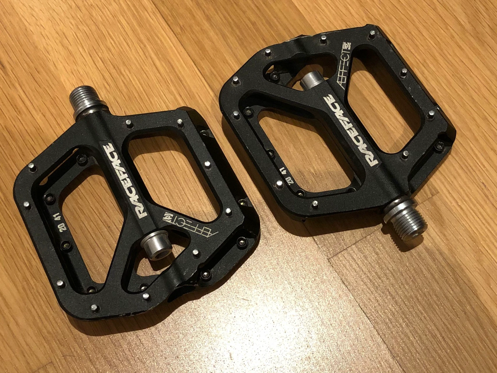 5. Pedale flat Race Face Aeffect Black Alu