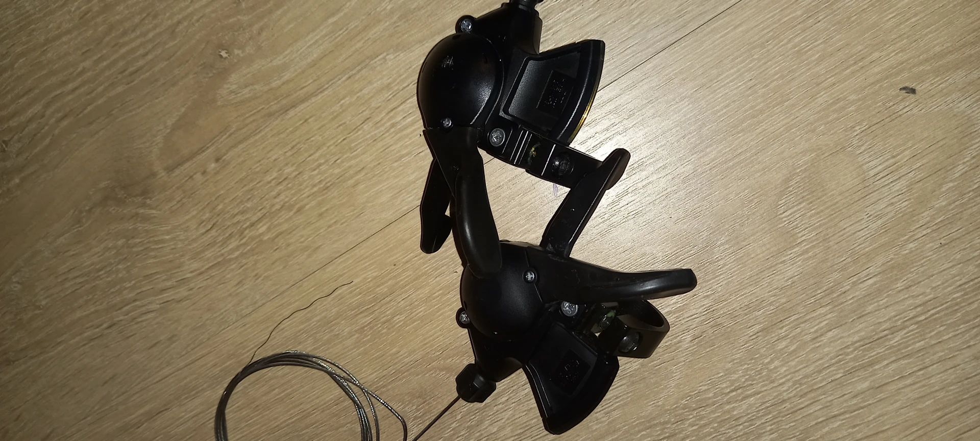 2. Manete schimbator Shimano