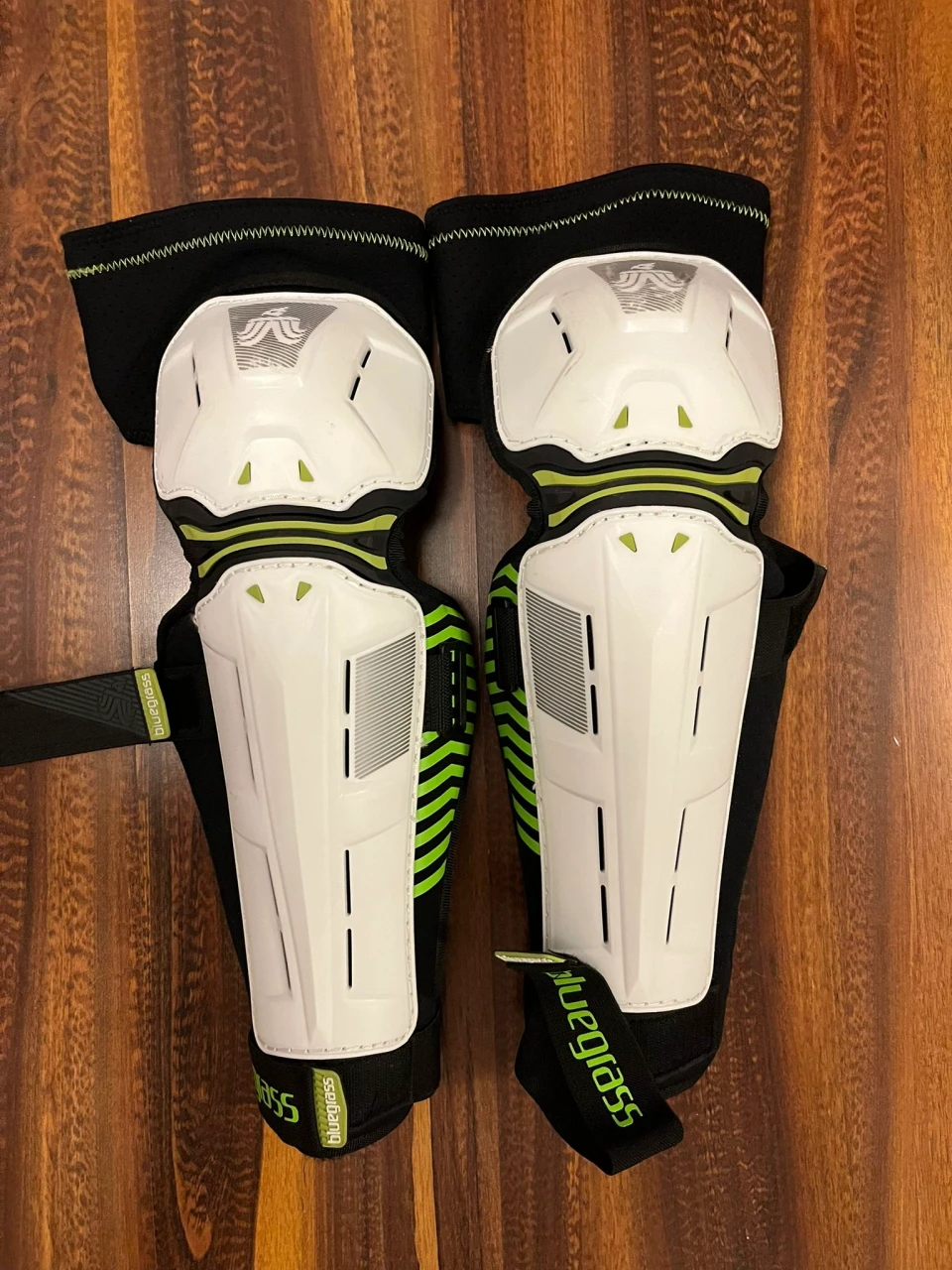 1. Genunchere + tibiere Bluegrass Big Horn 2020 Kneepads