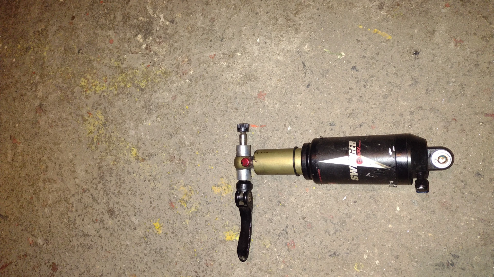 1. Shock Manitou Swinger SPV aer cursă 150