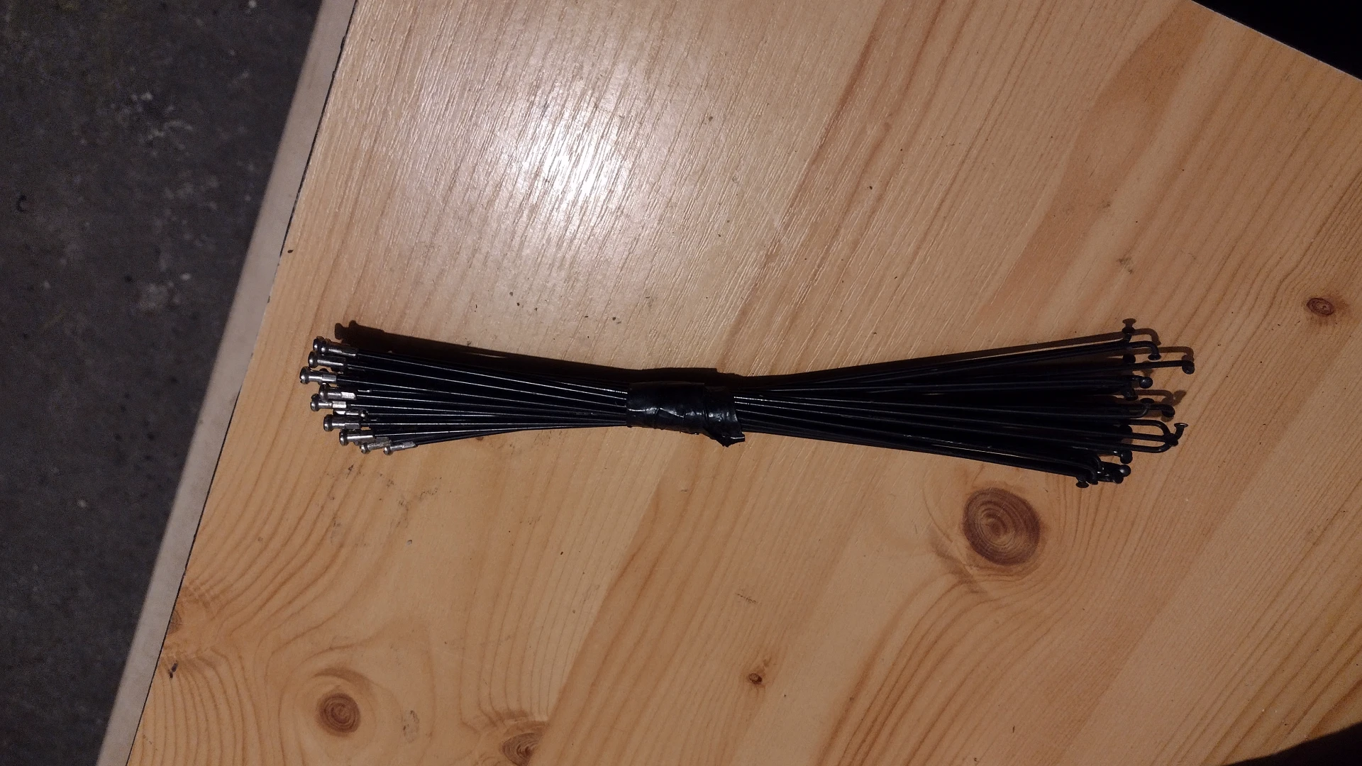 1. Spițe negre cu nipluri