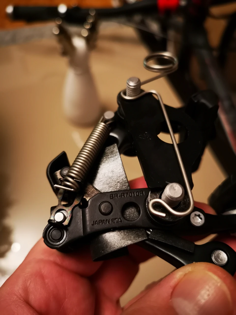 1. Frână Shimano 105