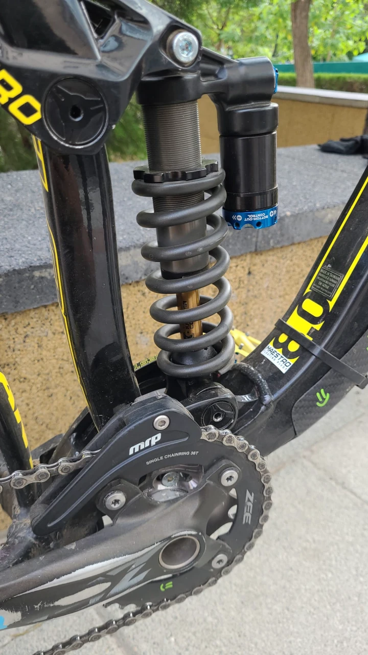 1. Bicicleta downhill giant glory