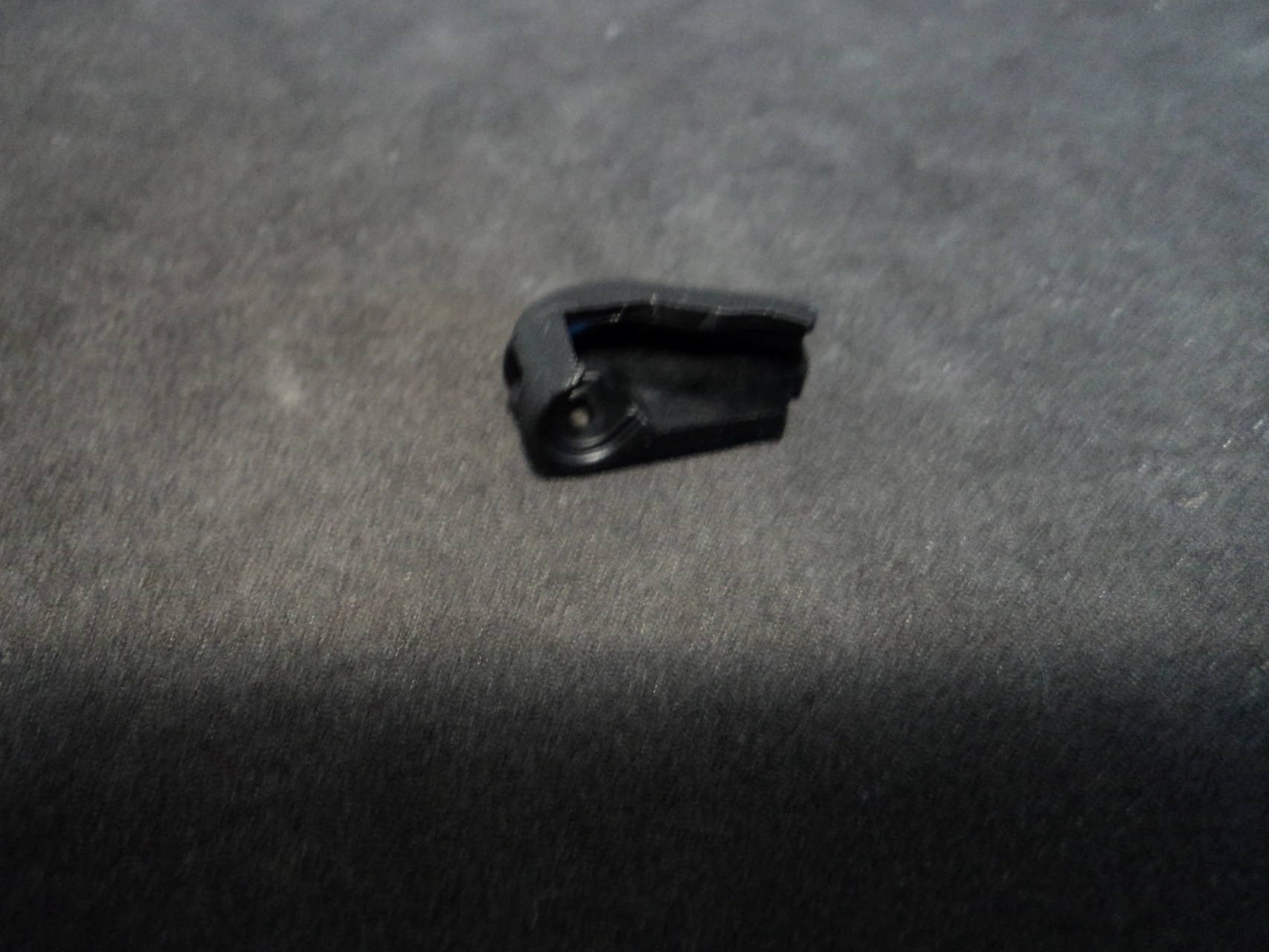 2. Protectie / ghidaj Shimano Dura-Ace Di2 FD-R9150 Plug Cover - Y5ZW00031
