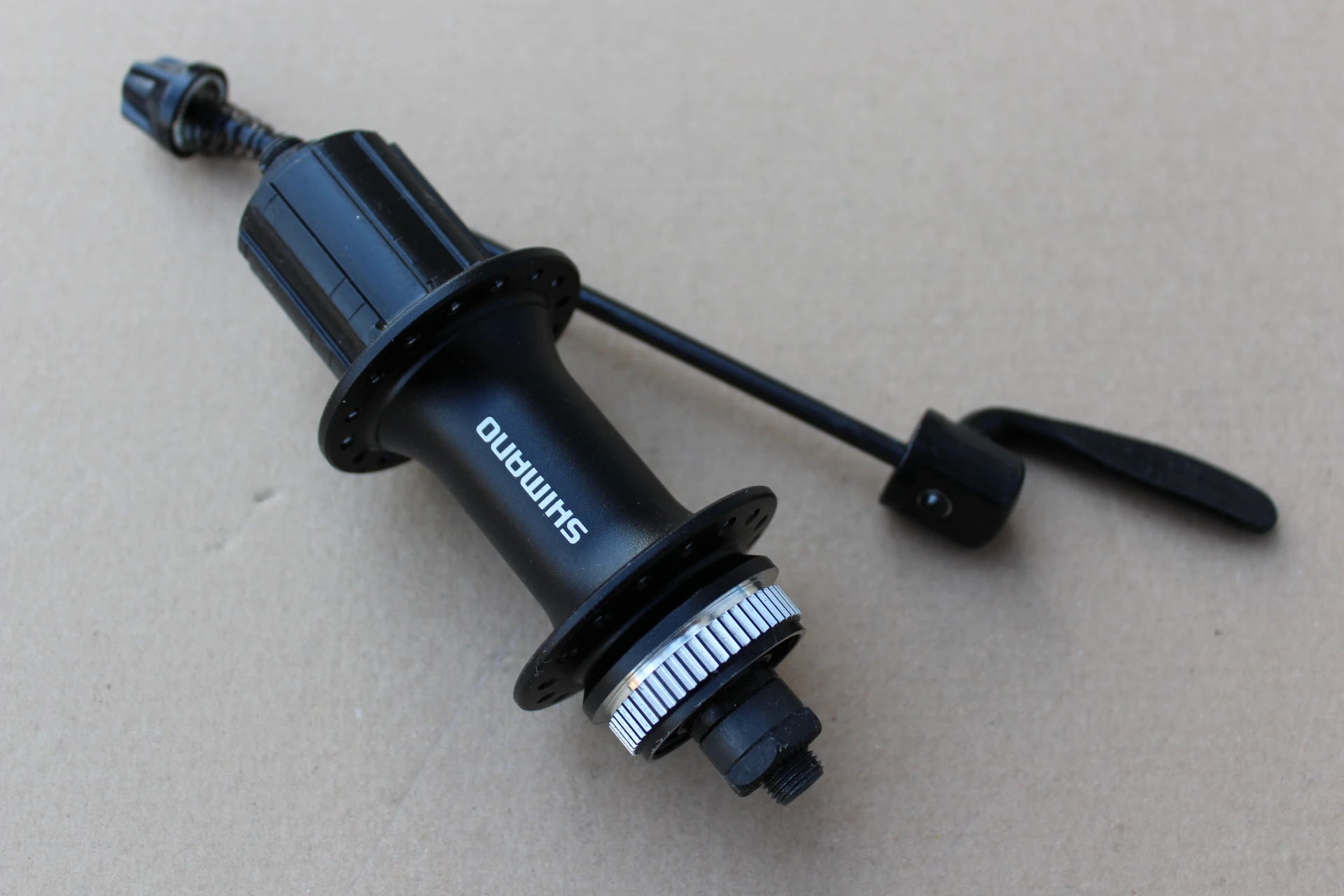 1. Shimano FH-M3050 CenterLock Disc butuc spate + QR 32 gauri