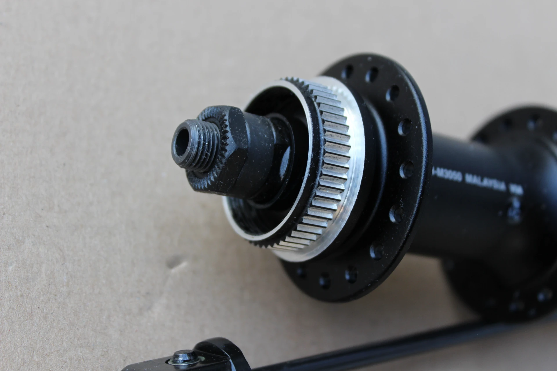4. Shimano FH-M3050 CenterLock Disc butuc spate + QR 32 gauri