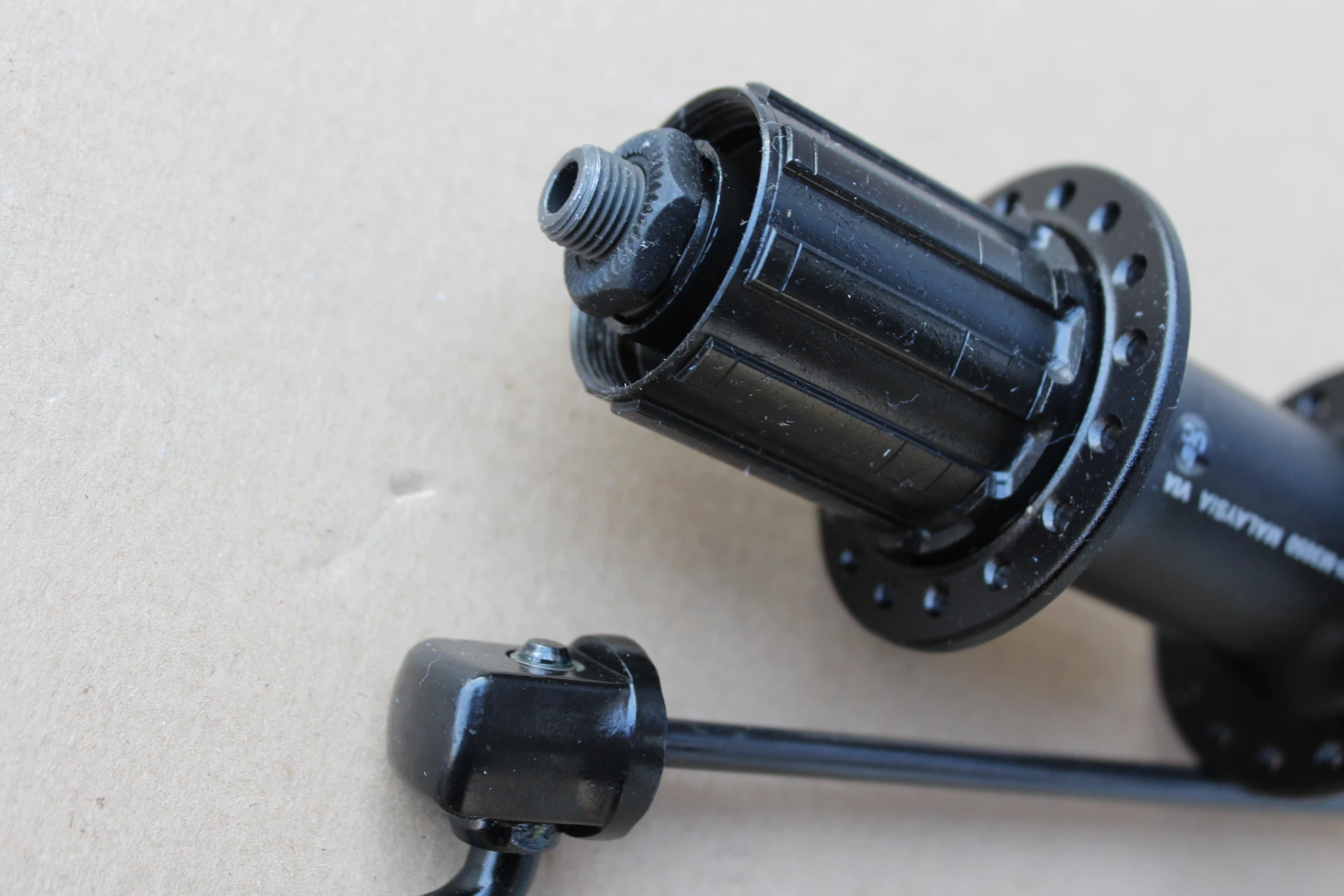 3. Shimano FH-M3050 CenterLock Disc butuc spate + QR 32 gauri