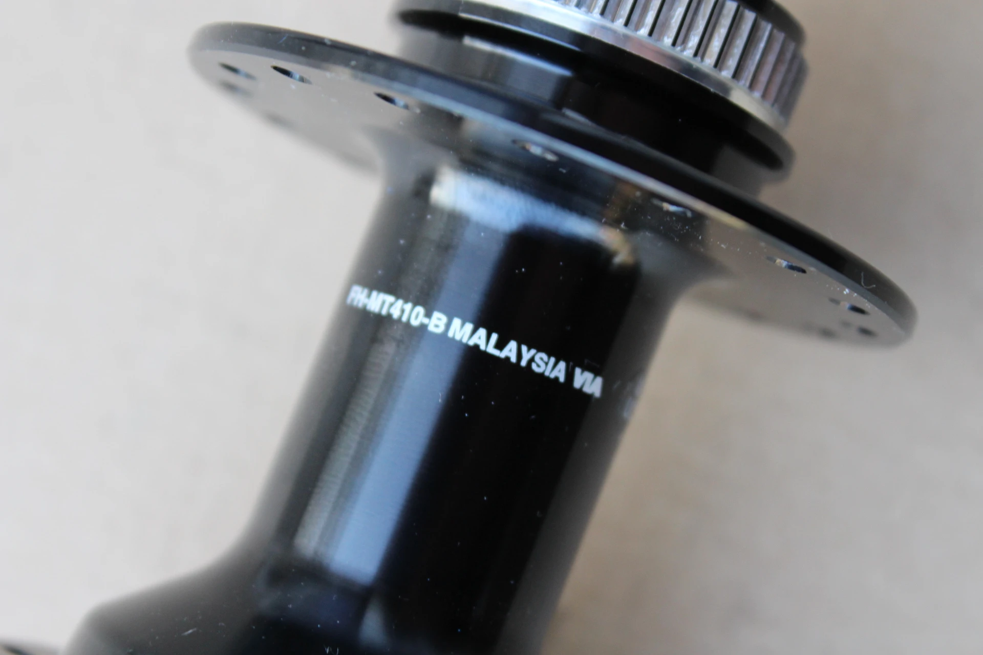 3. Shimano FH-MT410-B Center-Lock butuc spate MicroSpline 12x148mm