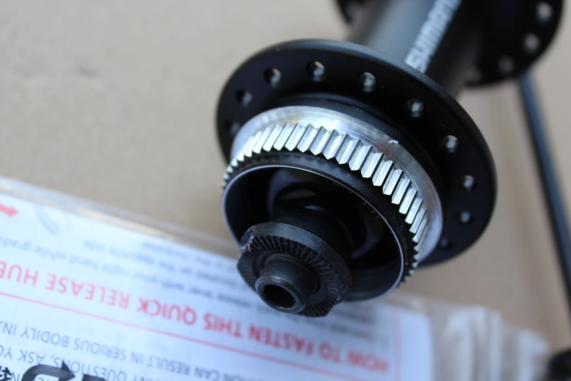 4. Shimano HB-M3050 CenterLock Disc butuc fata + QR 32 gauri