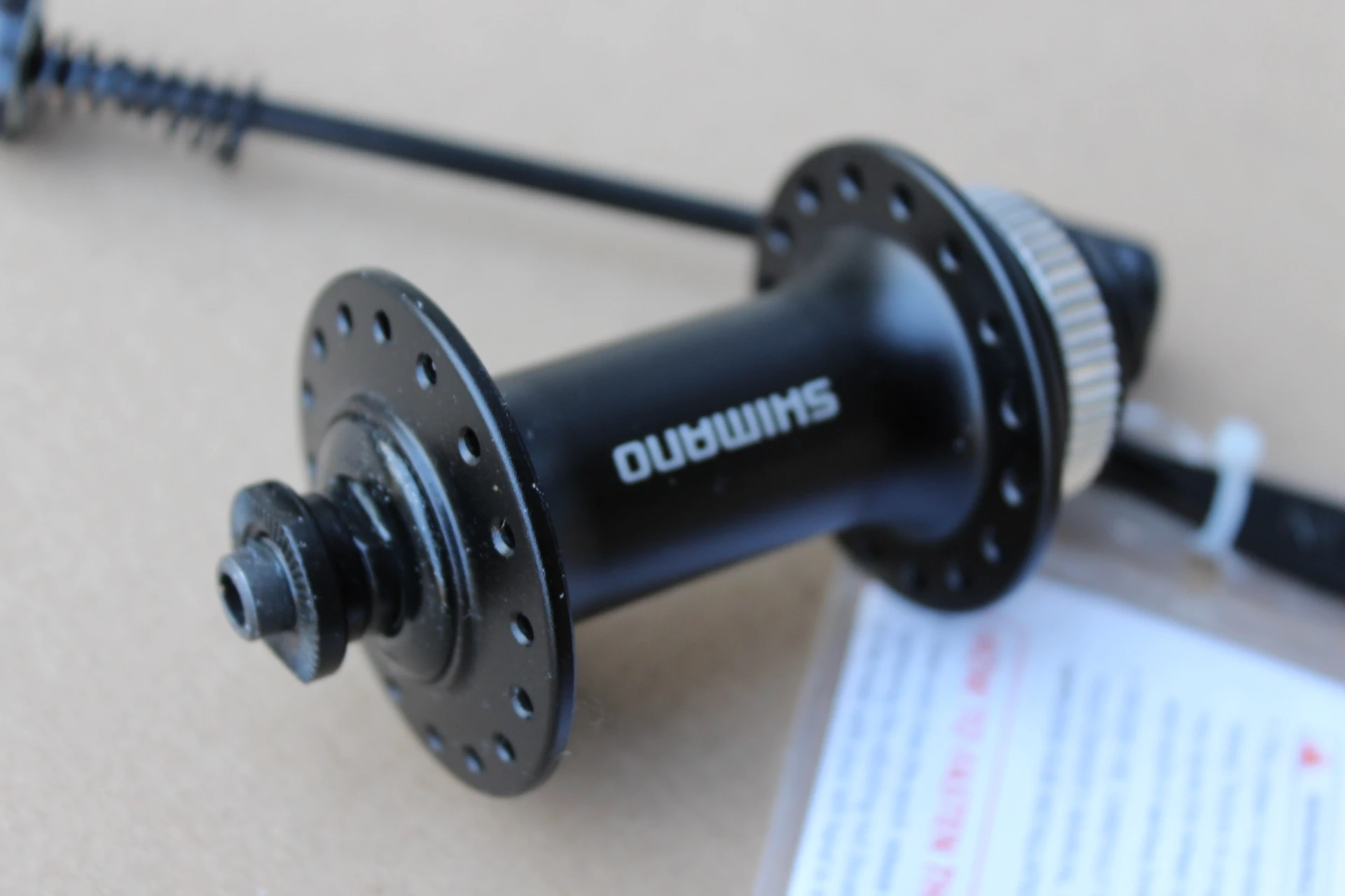 1. Shimano HB-M3050 CenterLock Disc butuc fata + QR 32 gauri