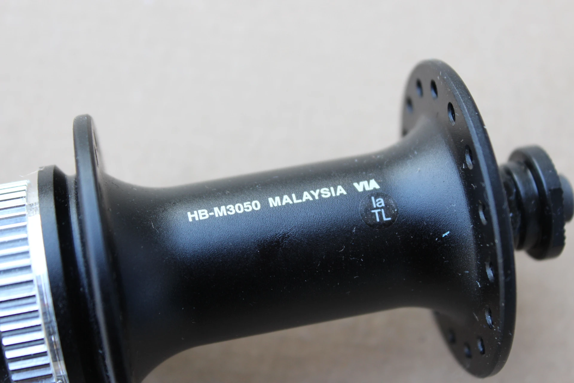 3. Shimano HB-M3050 CenterLock Disc butuc fata + QR 32 gauri
