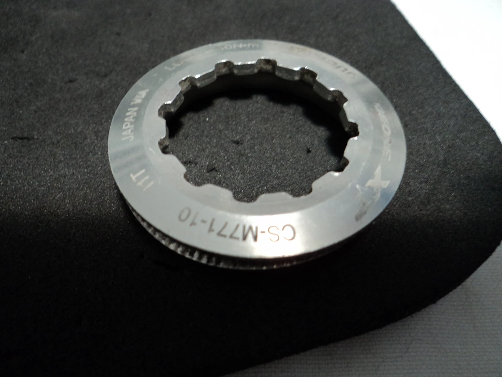 1. Piulita pinioane Shimano Deore xt cs-m771-10