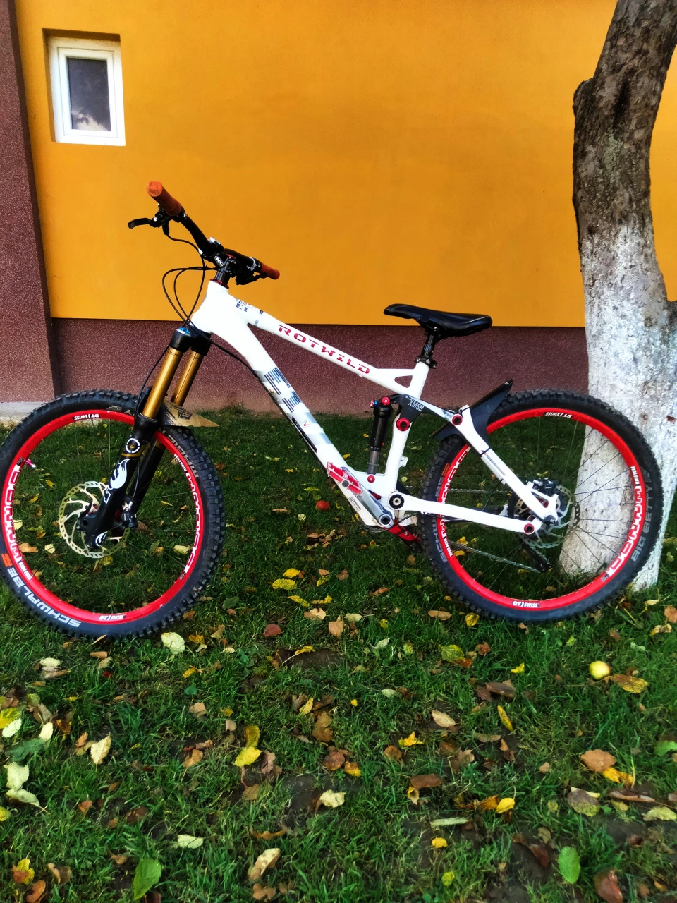 1. Vând bicicleta de enduro/freeride rotwild E1
