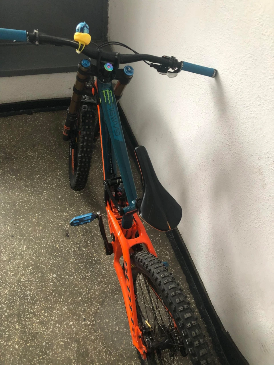 1. Bicicleta downhill Scott Gambler 710 2018