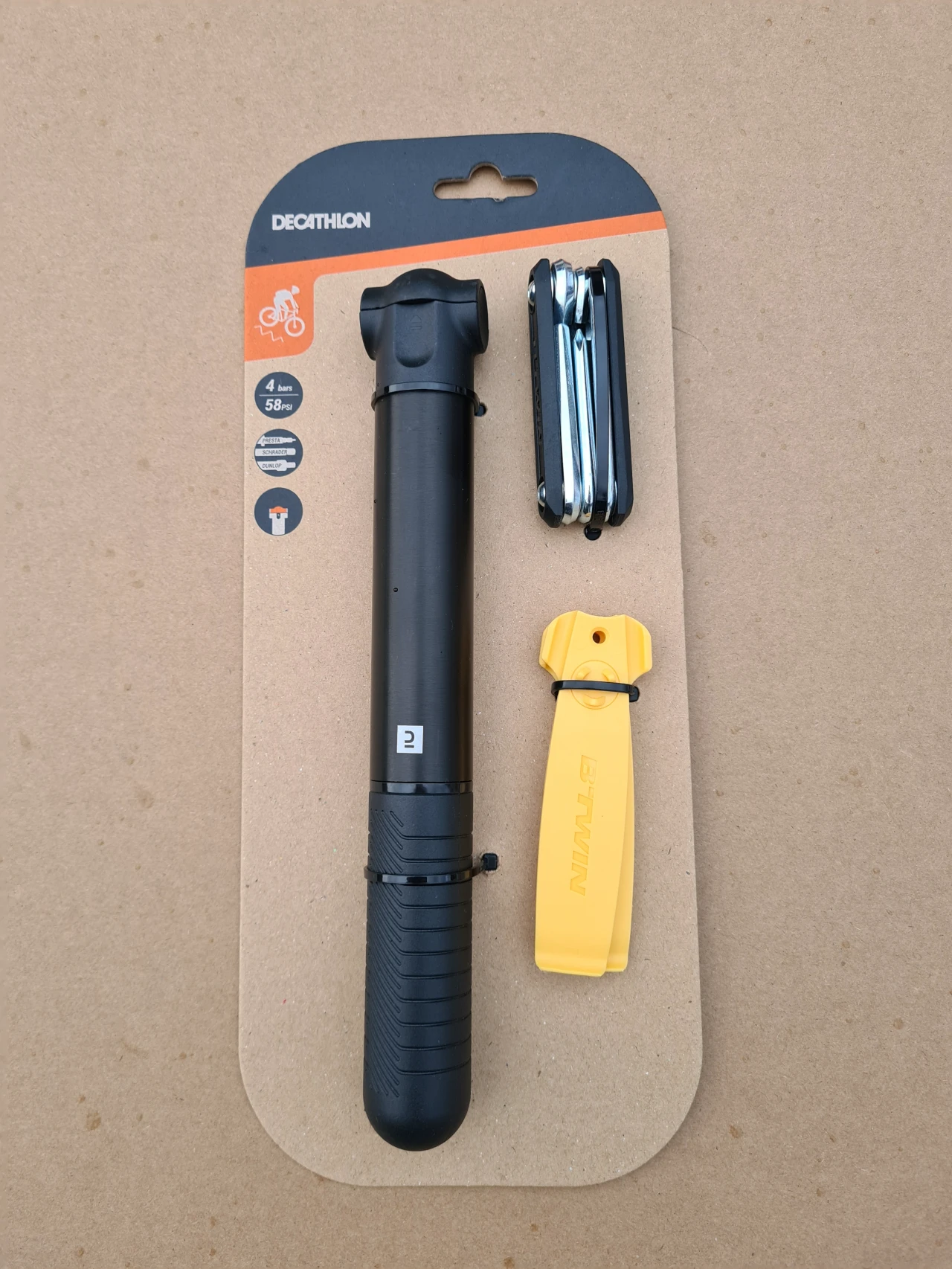 2. Kit pompa, levier, multitool.