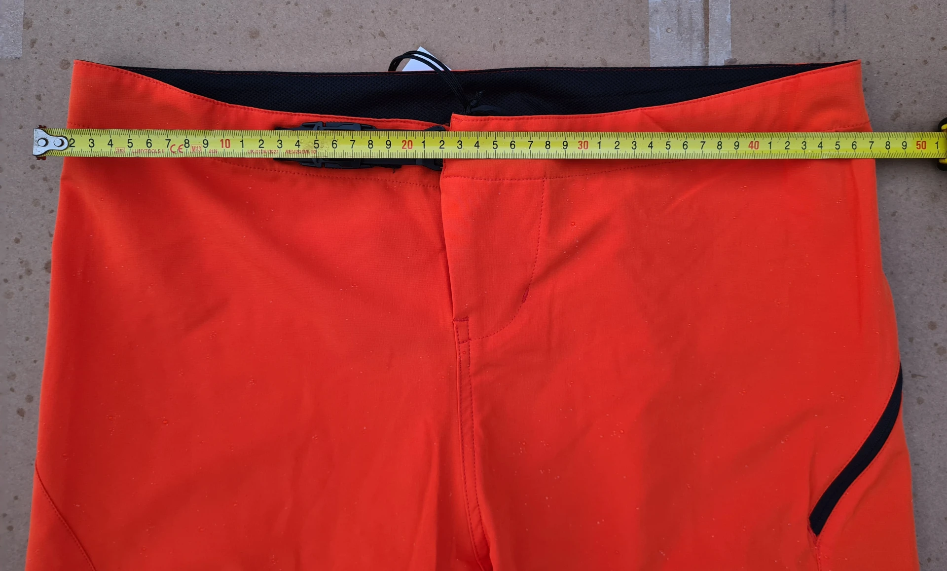 1. Pantaloni scurti Cube NOI.